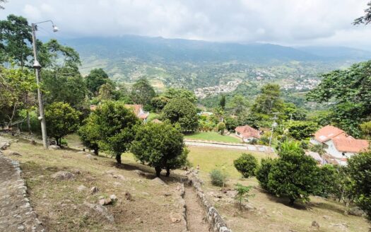 HERMOSA QUINTA EN CONJUNTO CERRADO