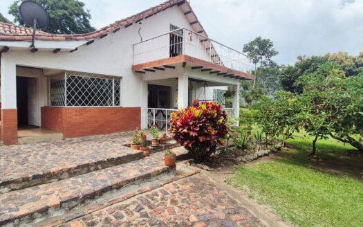 HERMOSA QUINTA EN CONJUNTO CERRADO
