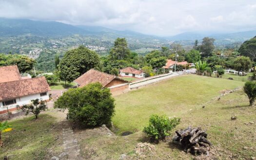 HERMOSA QUINTA EN CONJUNTO CERRADO