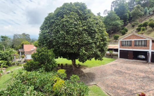 HERMOSA QUINTA EN CONJUNTO CERRADO