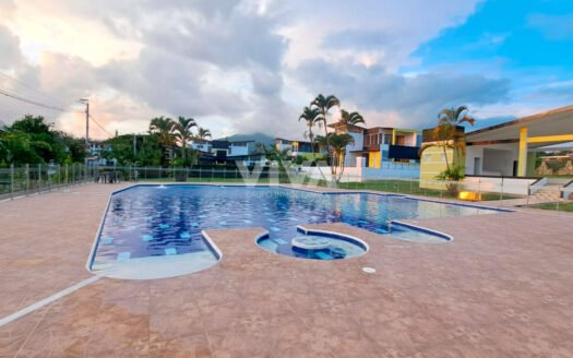 ESPECTACULAR LOTE EN CONJUNTO CHINAUTA