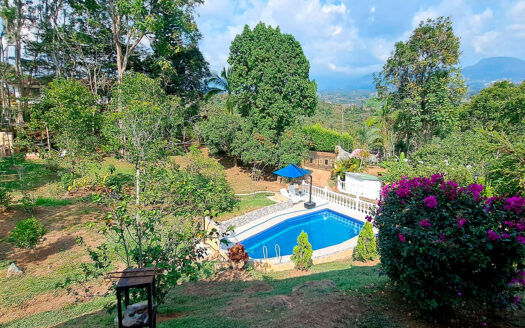 EXCELENTE CASA CAMPESTRE EN SILVANIA