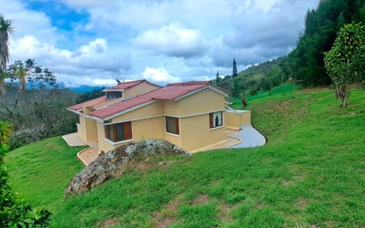 EXCELENTE CASA FINCA EN CONJUNTO SILVANIA