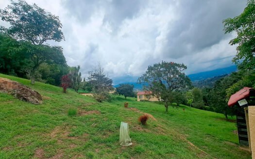 EXCELENTE CASA FINCA EN CONJUNTO SILVANIA