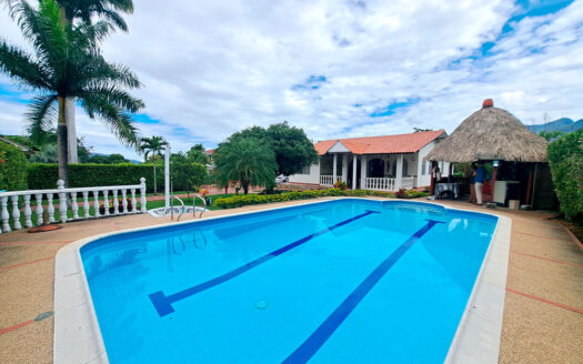 EXCELENTE CASA CAMPESTRE CHINAUTA