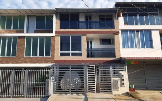 CASA CON 3 APTOS PARTE PLANA