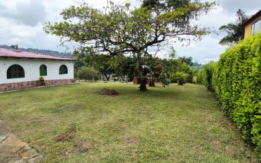 CASA QUINTA ENTRE SILVANIA Y FUSA