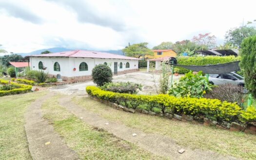 CASA QUINTA ENTRE SILVANIA Y FUSA