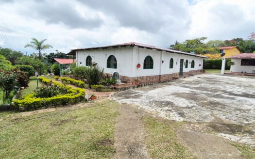 CASA QUINTA ENTRE SILVANIA Y FUSA