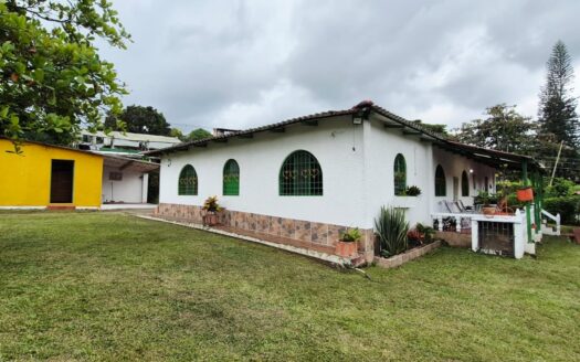 CASA QUINTA ENTRE SILVANIA Y FUSA